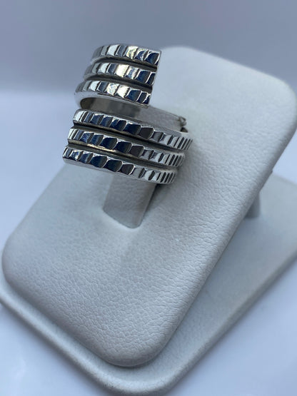 Detalle de las bandas superpuestas del anillo minimalista en plata .925