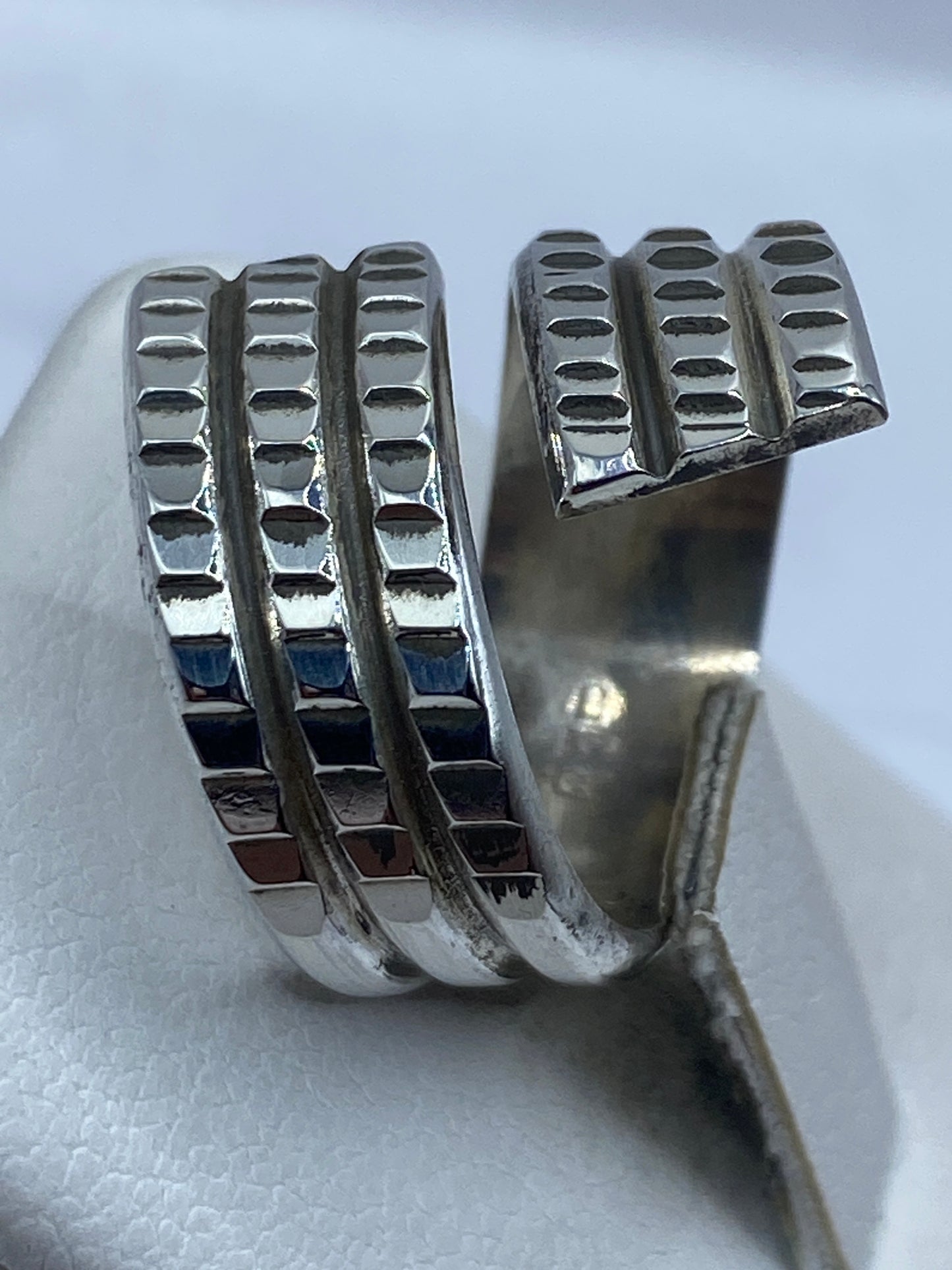 Anillo en la mano mostrando el peso y presencia de los 7.1 gramos de plata