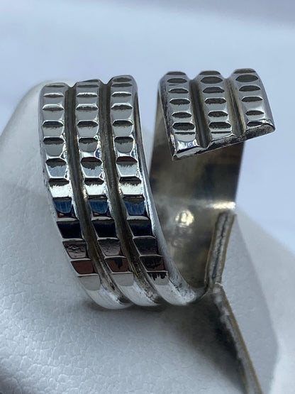 Anillo en la mano mostrando el peso y presencia de los 7.1 gramos de plata