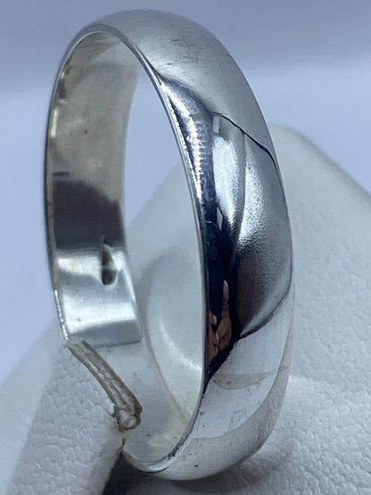Anillo pulido en la mano mostrando el reflejo de luz en su superficie