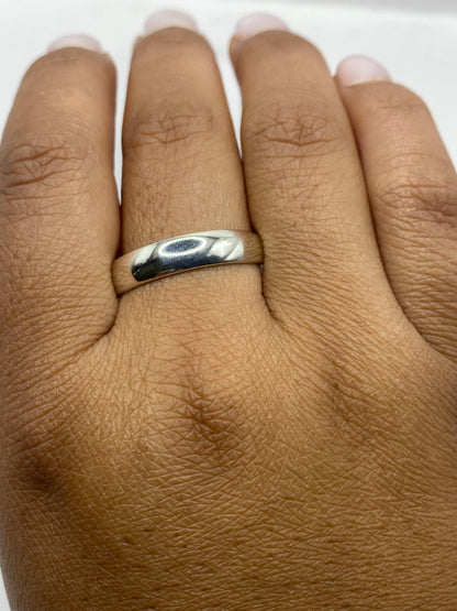 Anillo sobre fondo gris mostrando el sello 925 en la banda