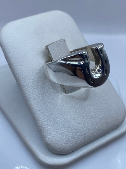 Detalle lateral del anillo herradura mostrando el pulido espejo y banda robusta