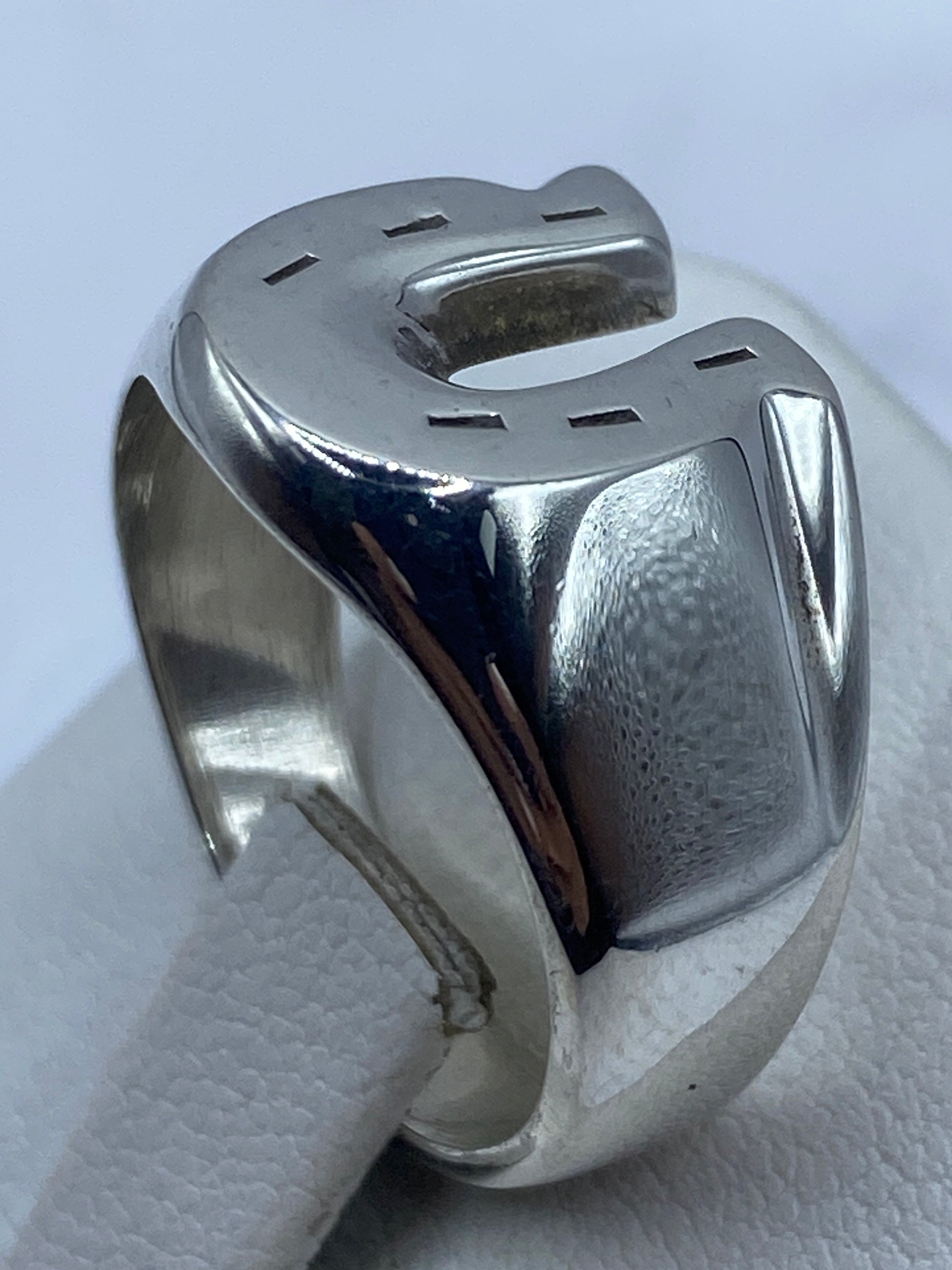 Anillo de plata .925 puesto en la mano, luciendo minimalista y elegante