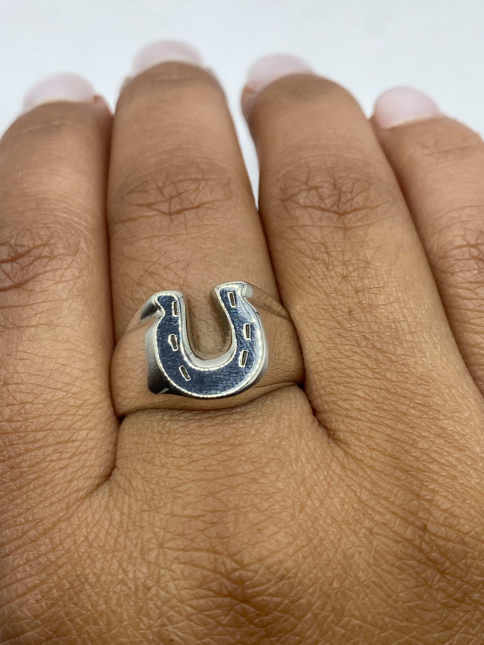 Sello .925 MEXICO del anillo herradura sobre fondo gris