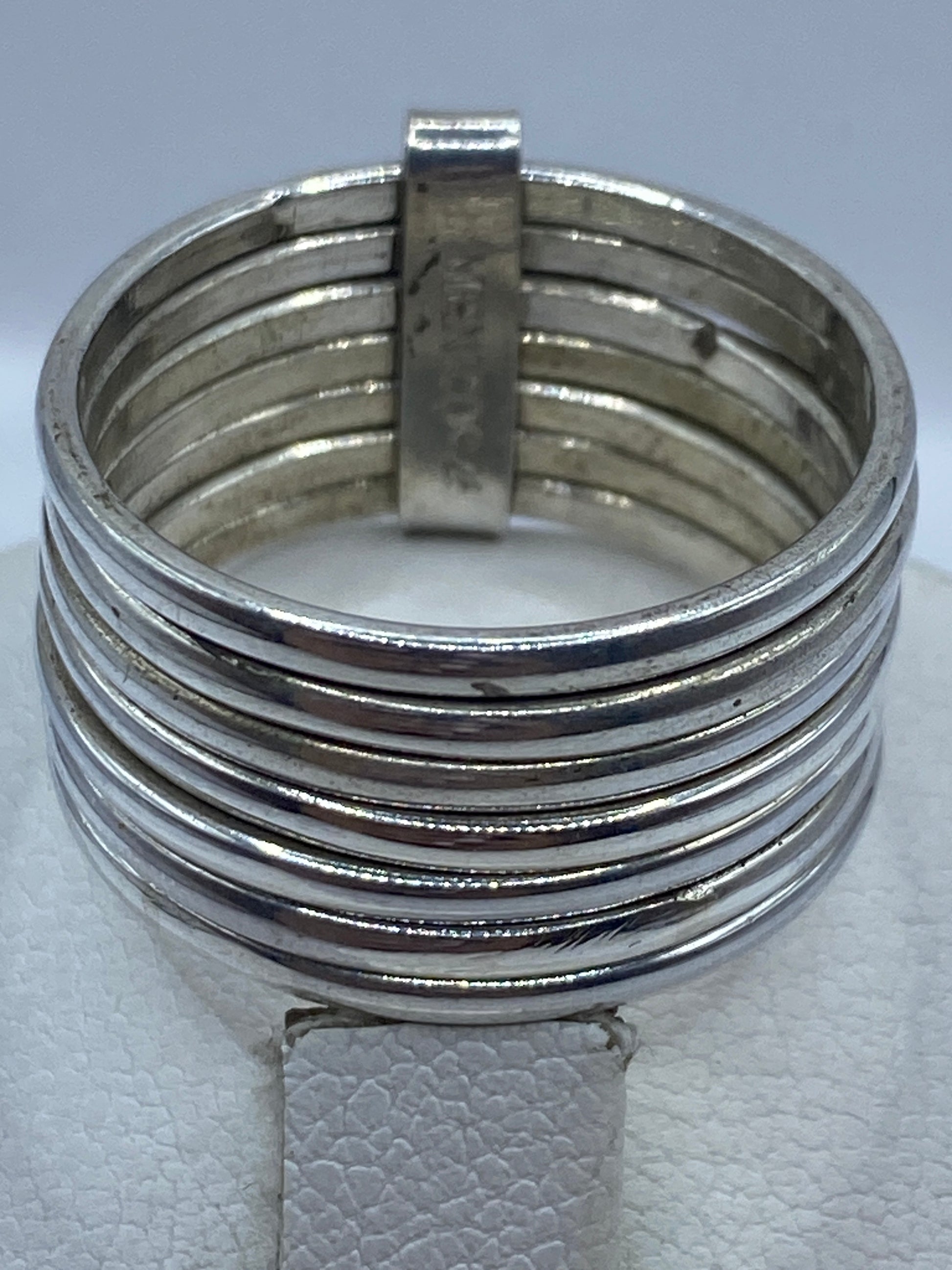 Anillo en la mano de mujer, demostrando diseño limpio y cómodo