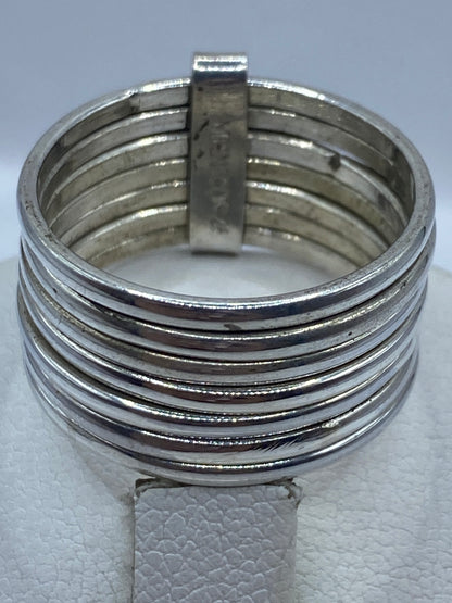 Anillo en la mano de mujer, demostrando diseño limpio y cómodo