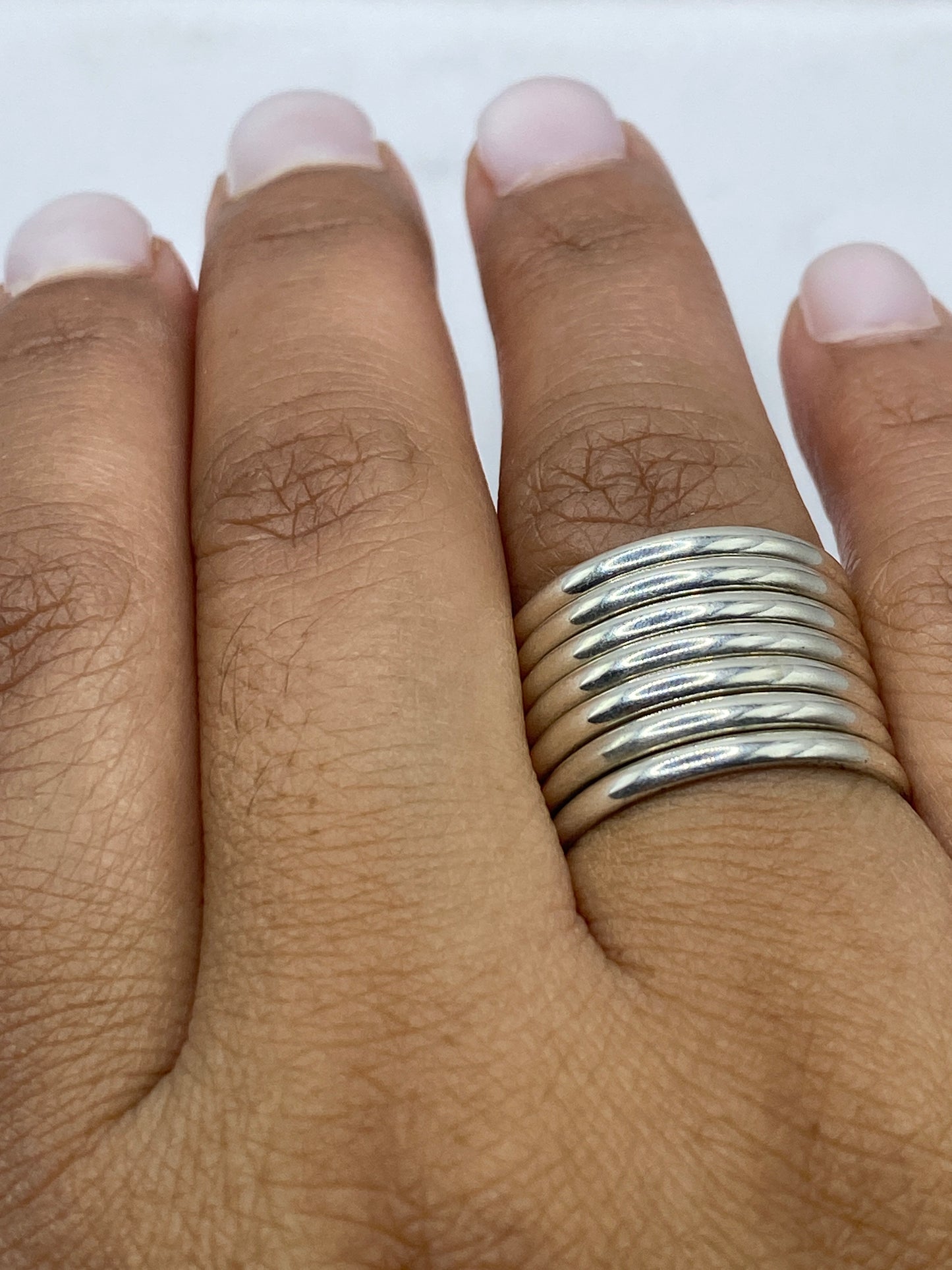 Anillo sobre fondo blanco con sello .925 MEXICO visible en la banda interior