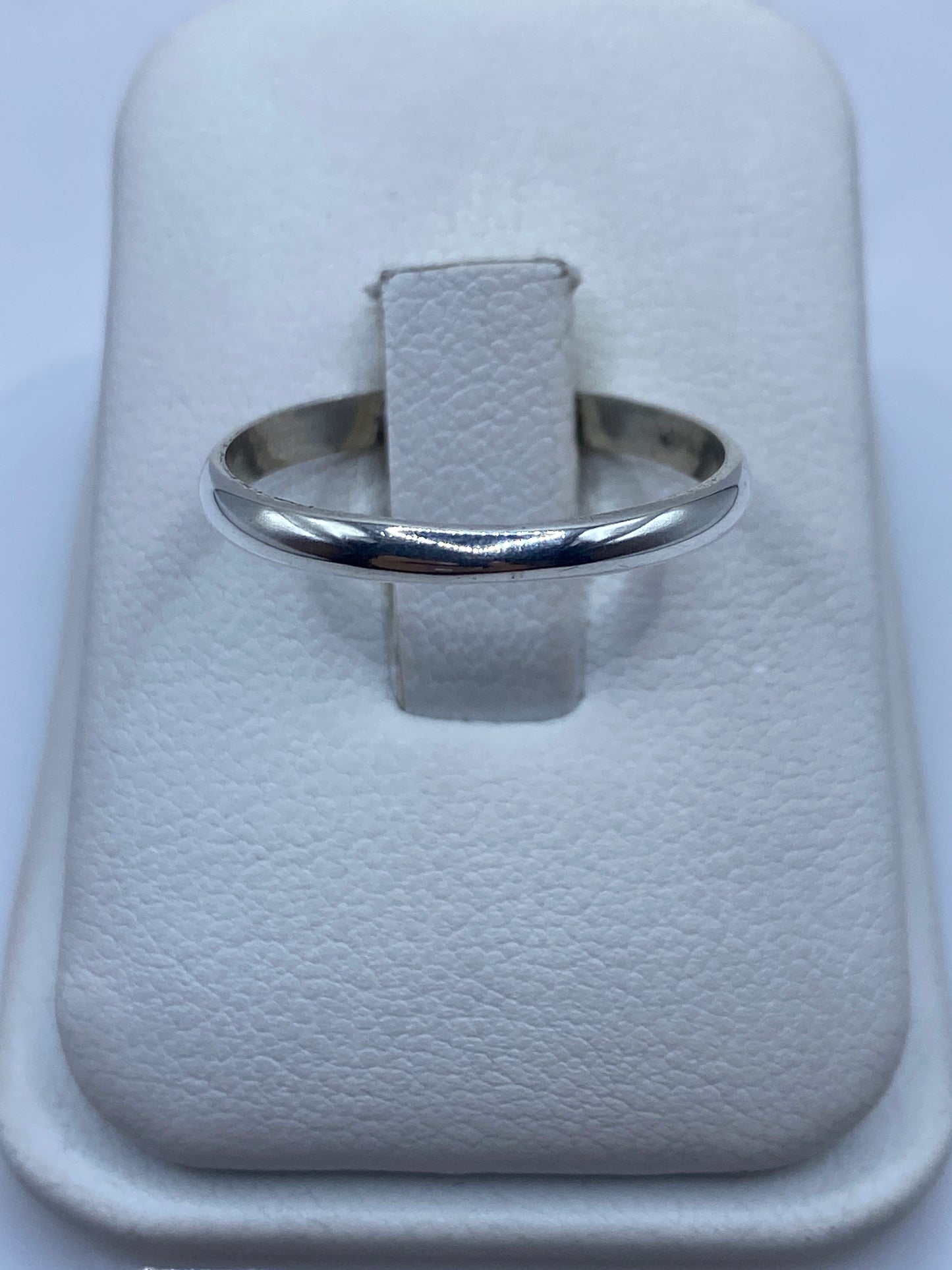Anillo de plata .925 banda lisa en estuche blanco, vista frontal elegante