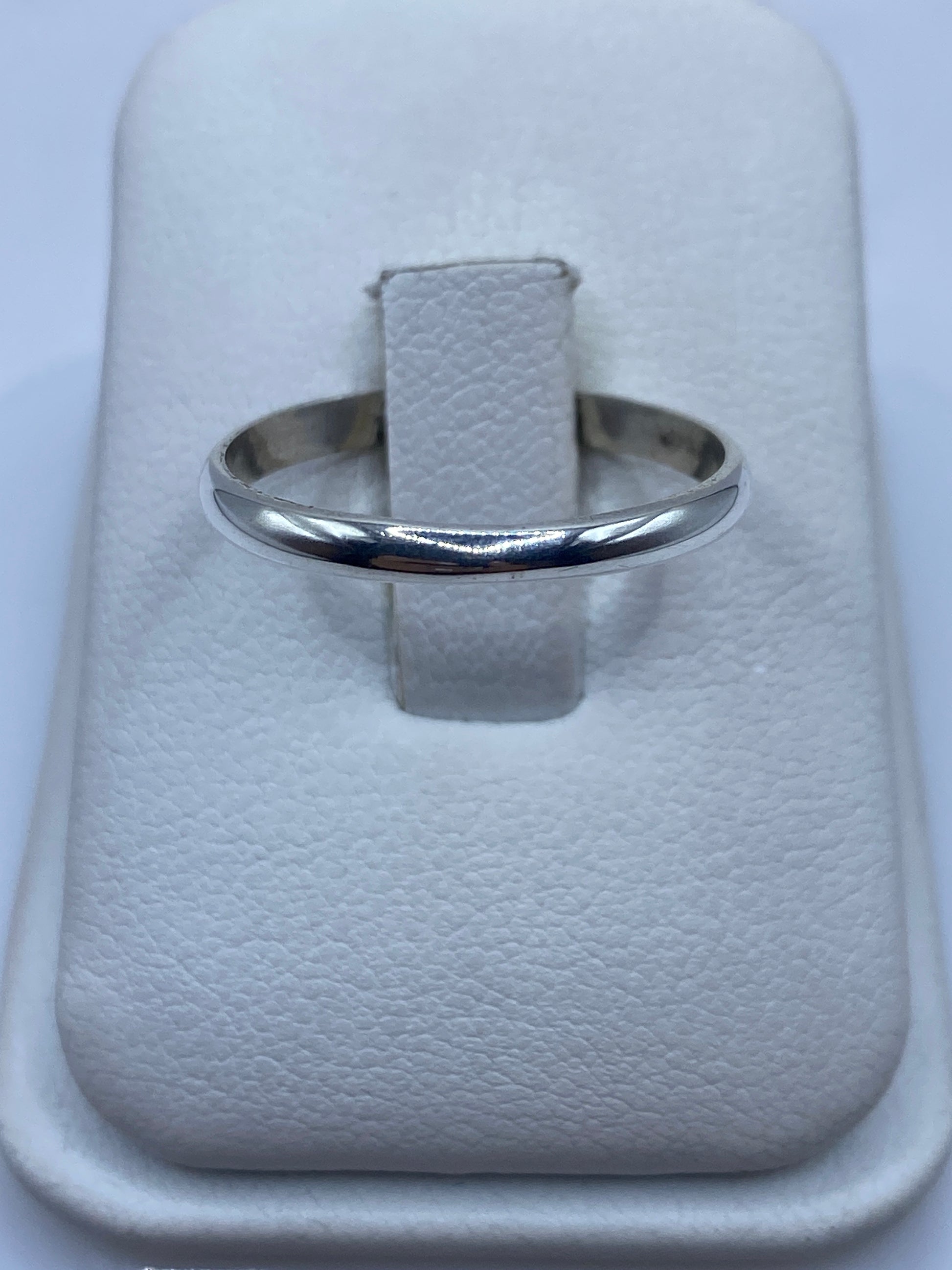 Anillo de plata .925 banda lisa en estuche blanco, vista frontal elegante