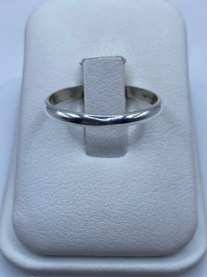 Anillo de plata .925 banda lisa en estuche blanco, vista frontal elegante