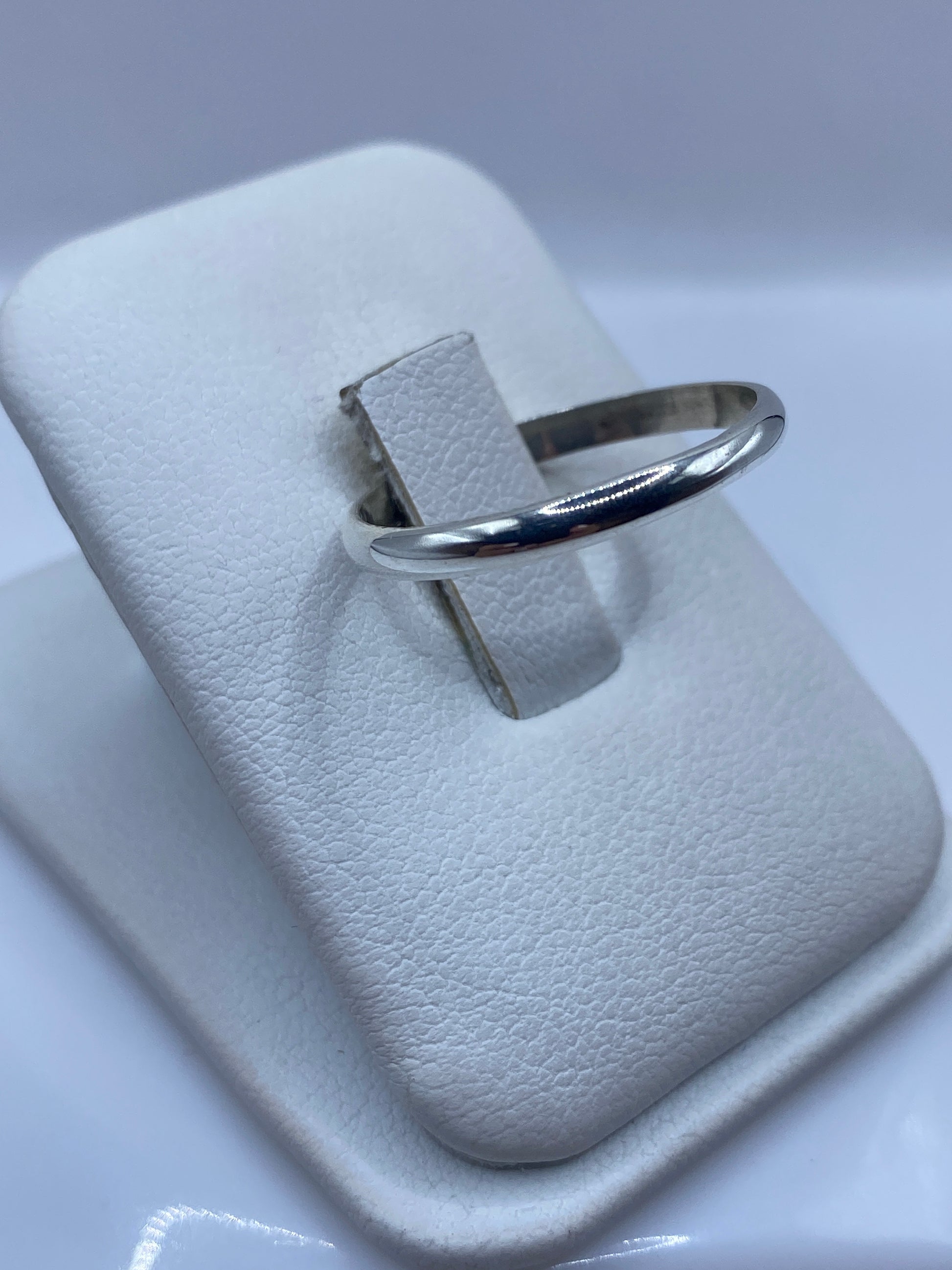 Anillo clásico de plata en perfil lateral, mostrando el pulido brillante