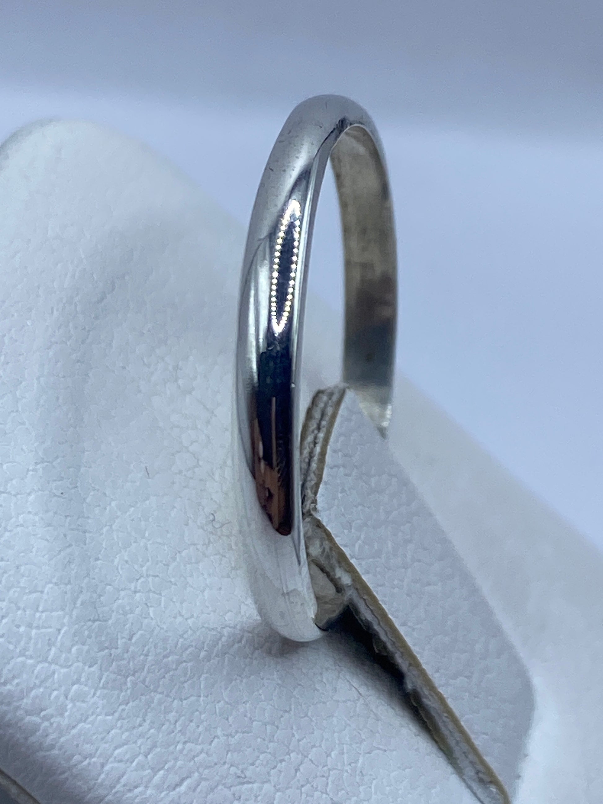 Anillo minimalista en dedo de mujer con luz natural, demostrando versatilidad