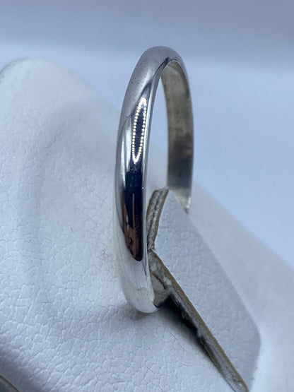 Anillo minimalista en dedo de mujer con luz natural, demostrando versatilidad