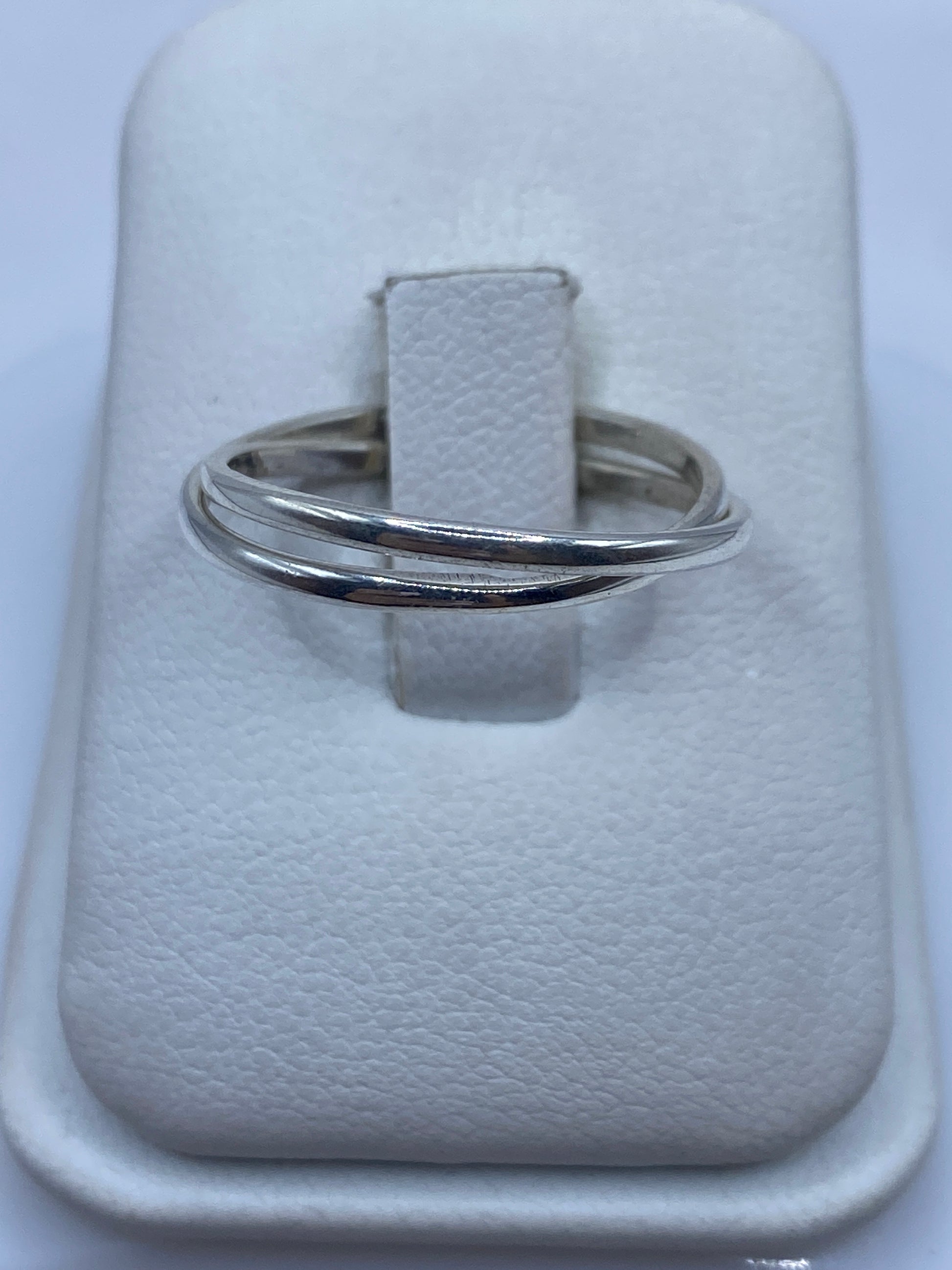 Anillo de plata doble banda pulida en joyero blanco, talla 9