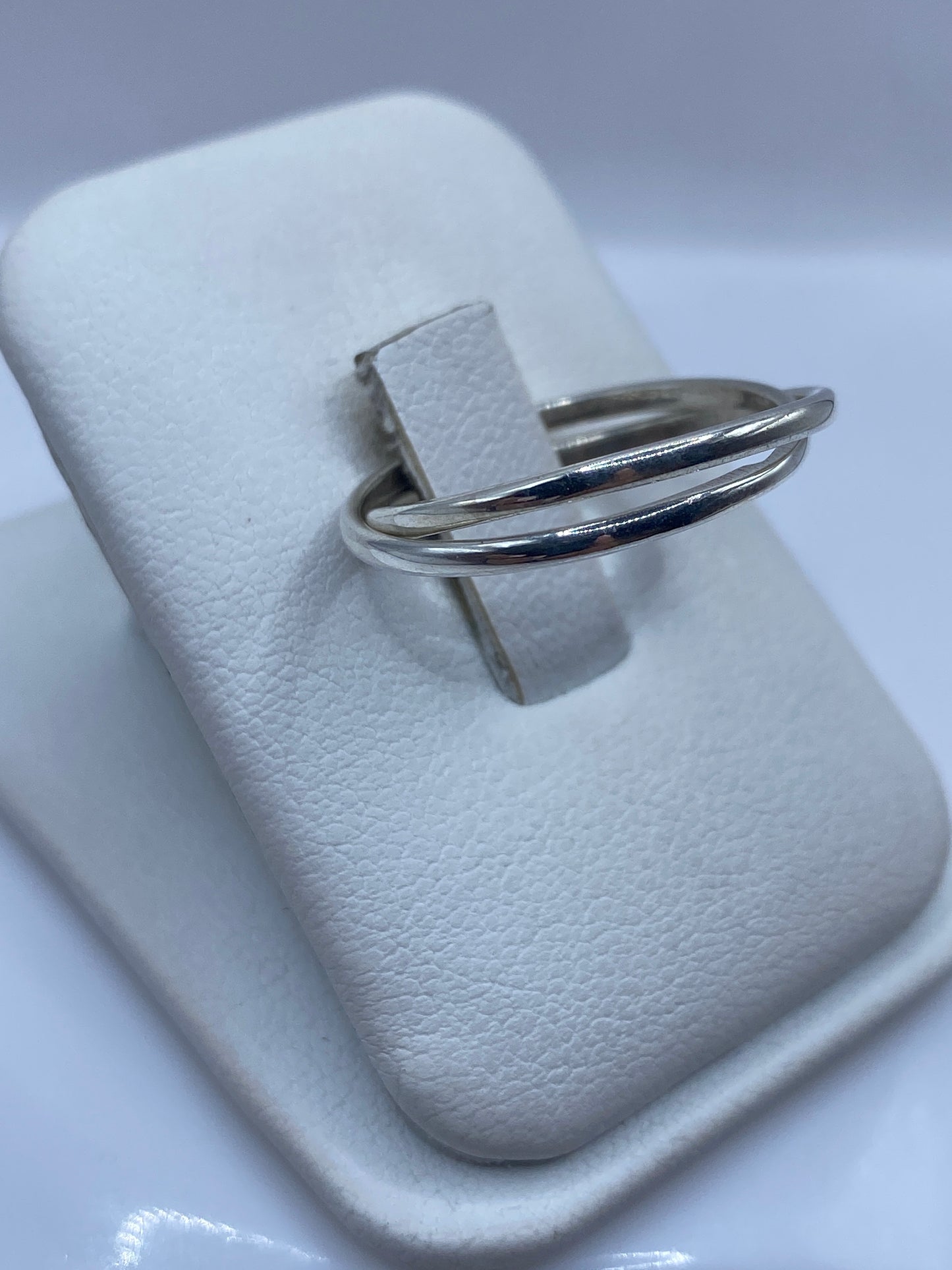 Anillo minimalista de plata .925 visto desde el lateral mostrando ambas bandas