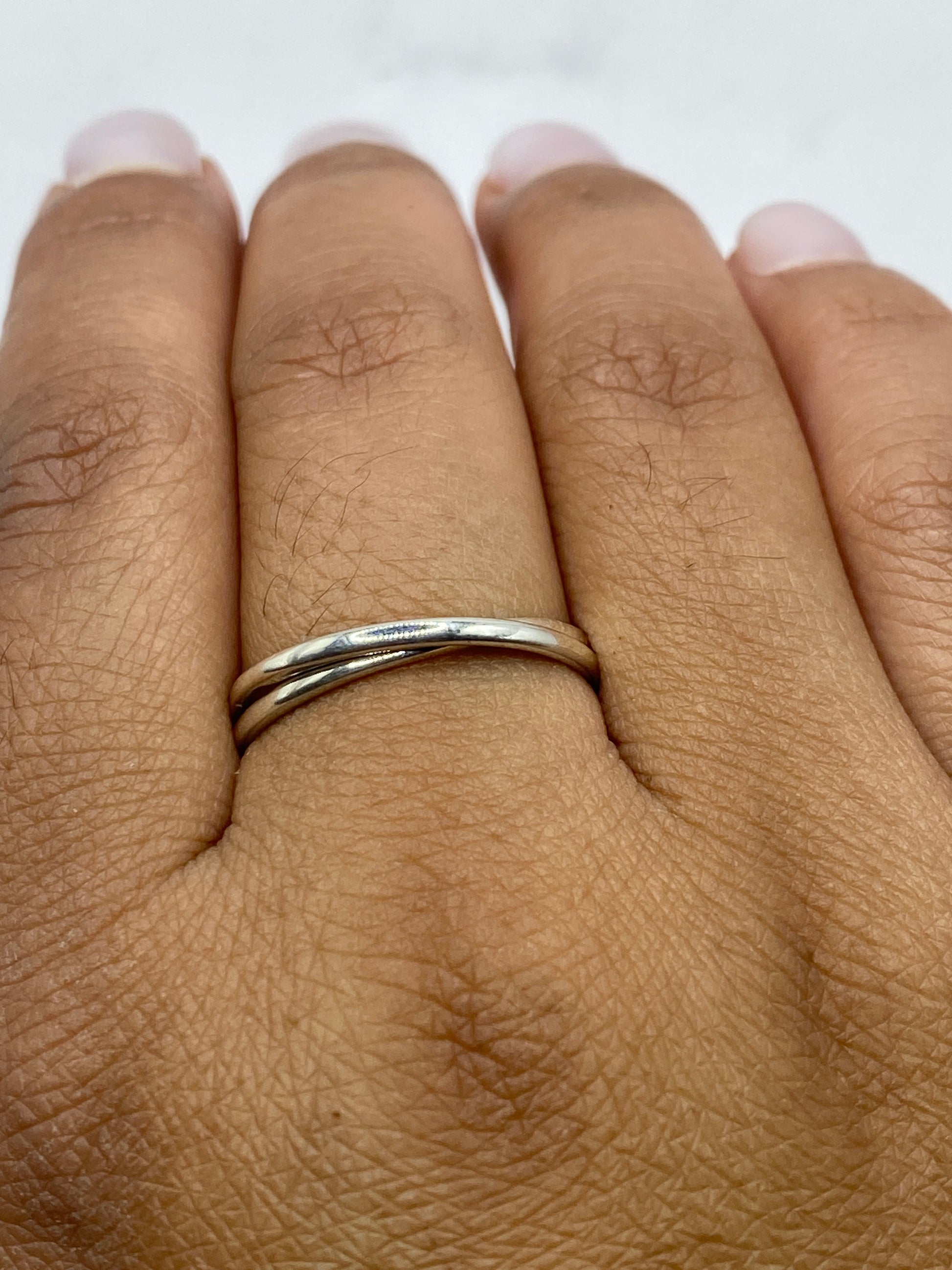 Anillo doble banda en mano de mujer mostrando proporción y brillo