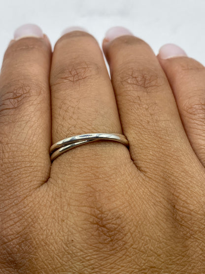 Anillo doble banda en mano de mujer mostrando proporción y brillo