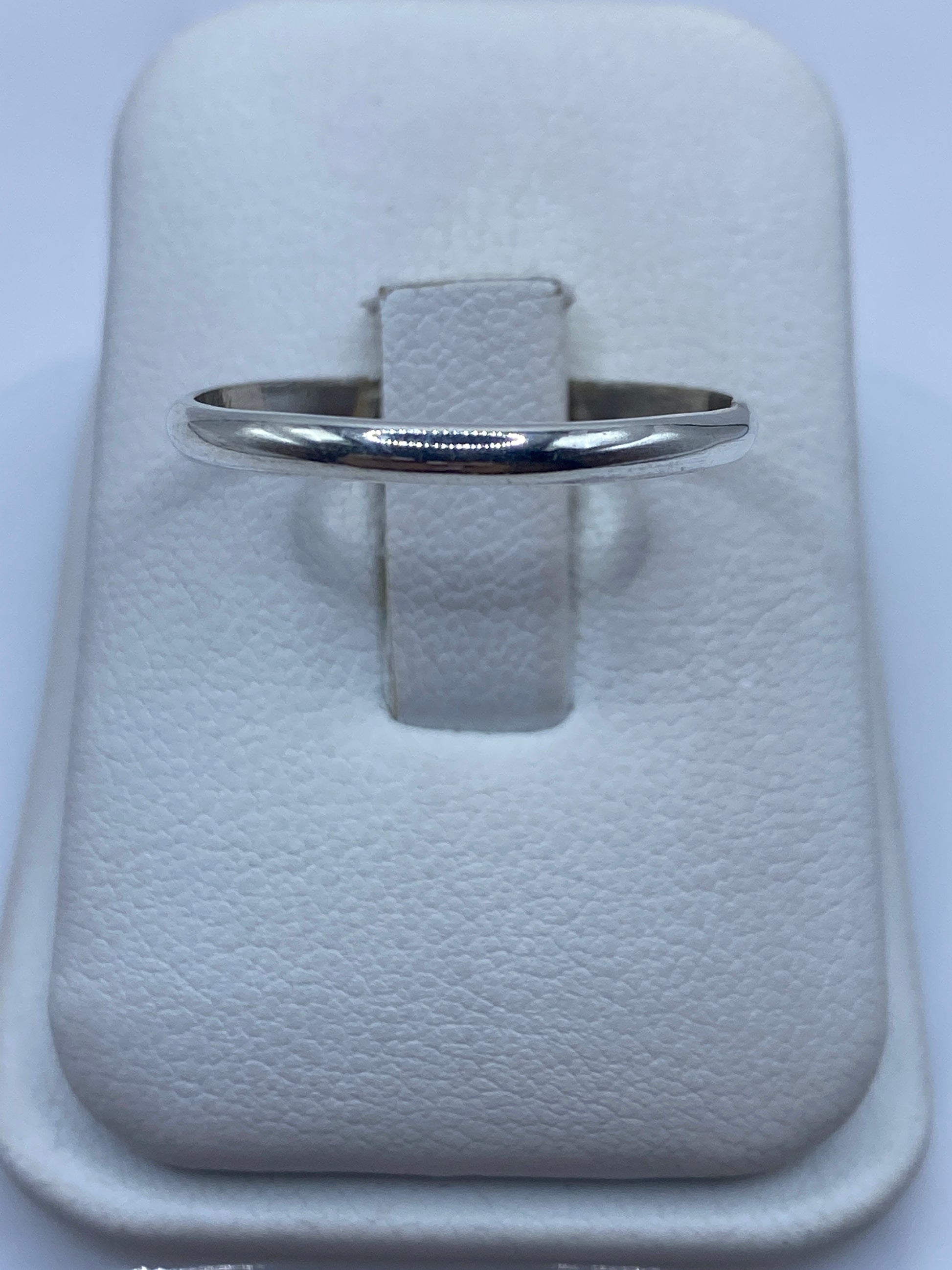 Anillo de plata lisa banda minimalista en estuche blanco