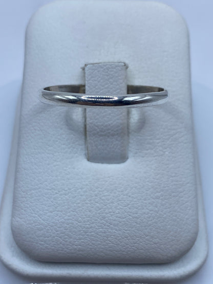 Anillo de plata lisa banda minimalista en estuche blanco