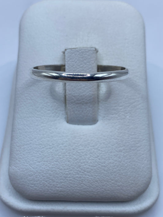 Anillo de plata lisa banda minimalista en estuche blanco
