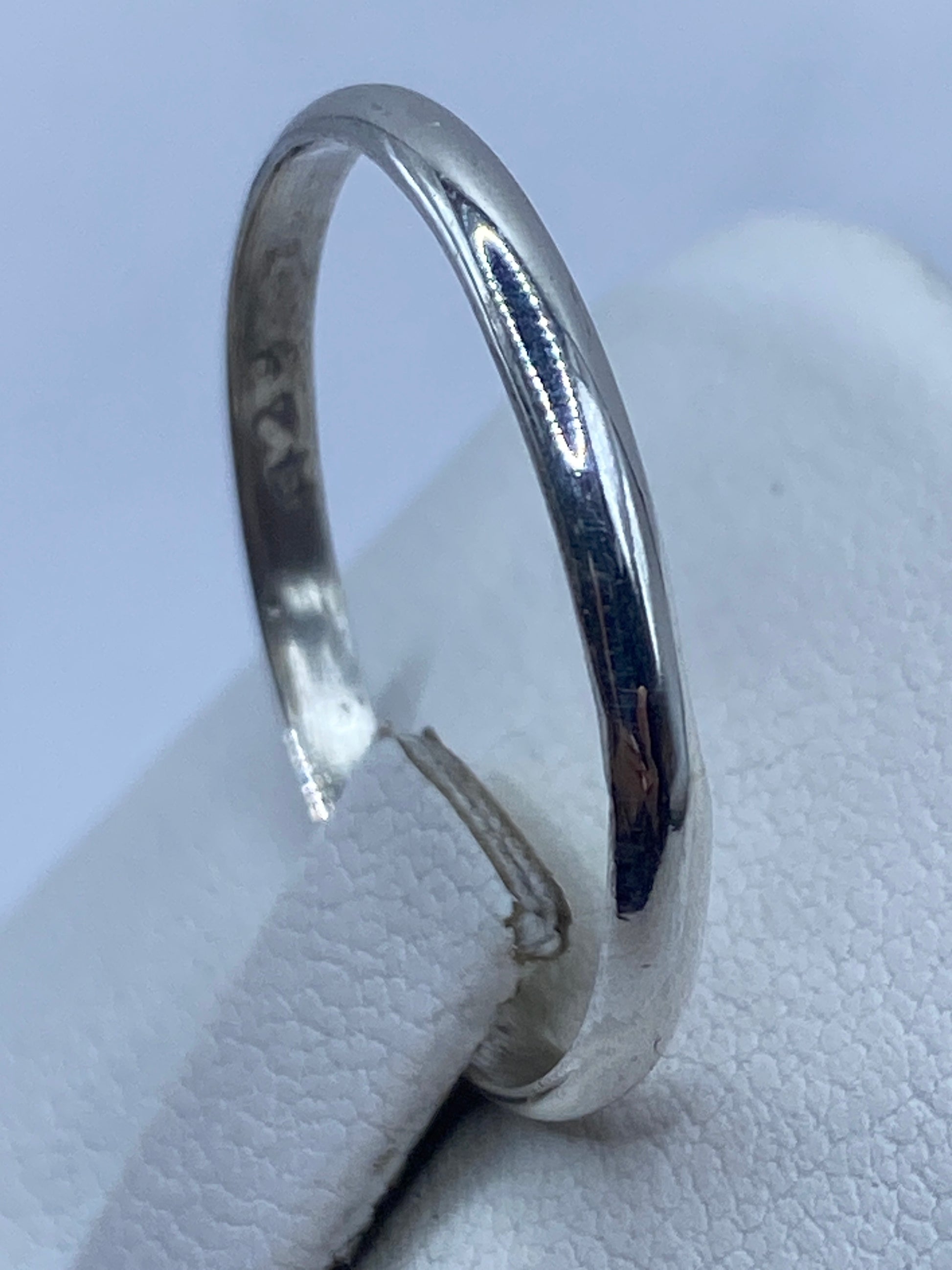 Anillo minimalista de plata .925 en mano de mujer
