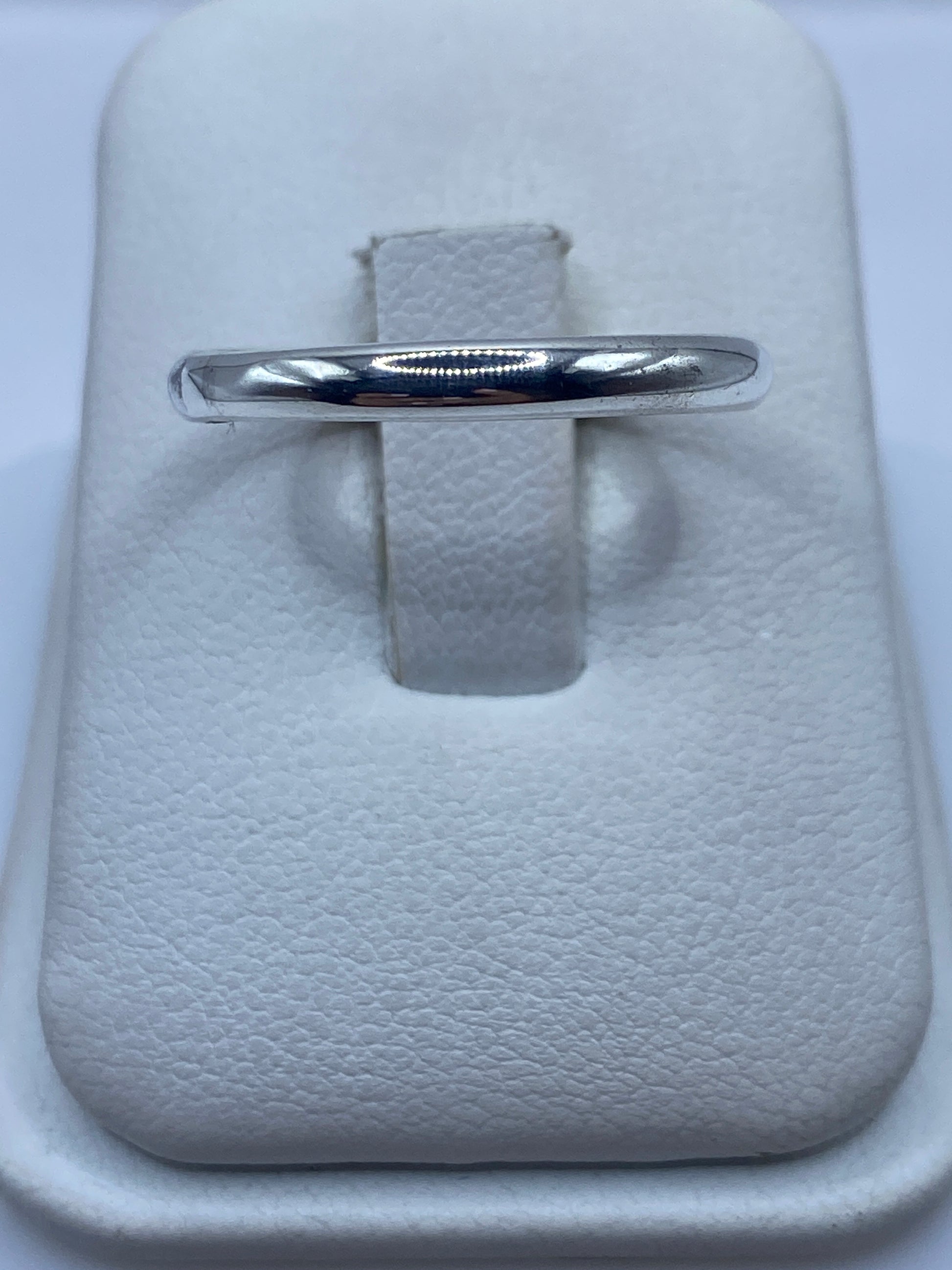 Anillo de plata banda lisa pulida en estuche blanco de joyería