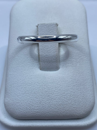 Anillo de plata banda lisa pulida en estuche blanco de joyería