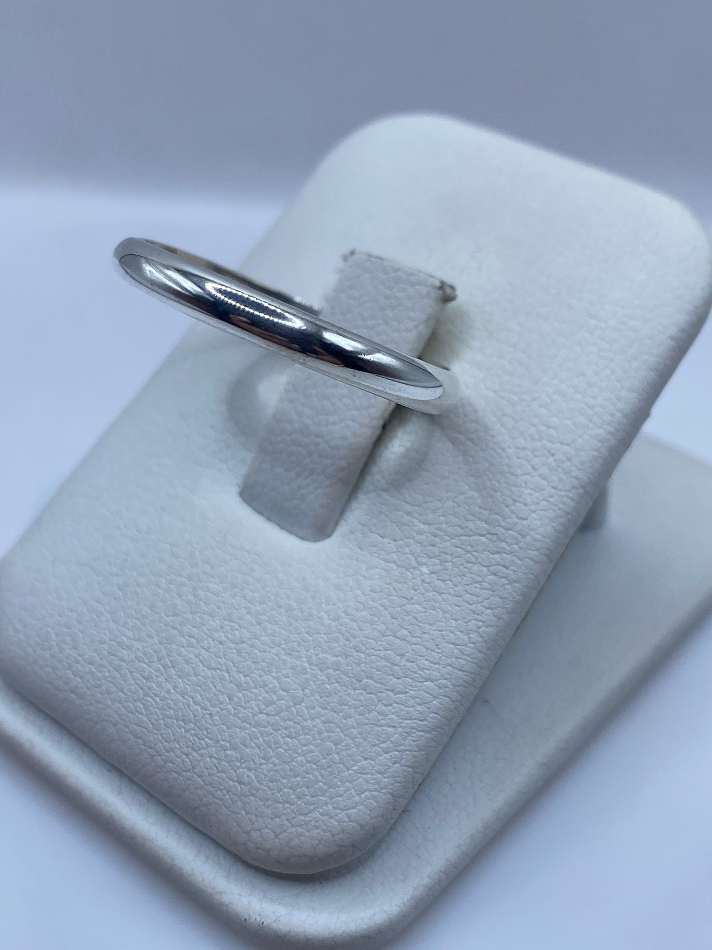 Detalle frontal del anillo banda brillante en pulido espejo