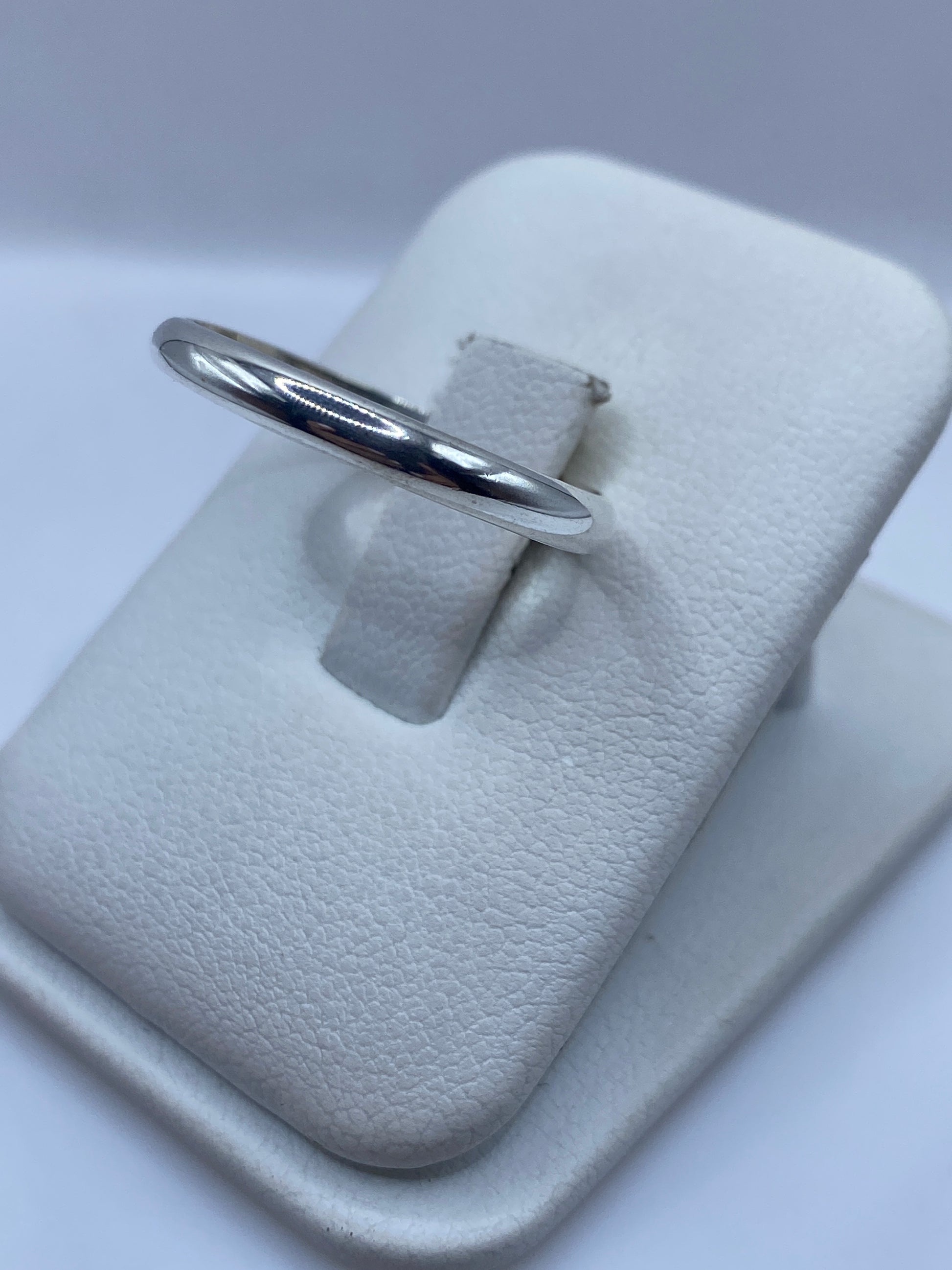 Detalle frontal del anillo banda brillante en pulido espejo