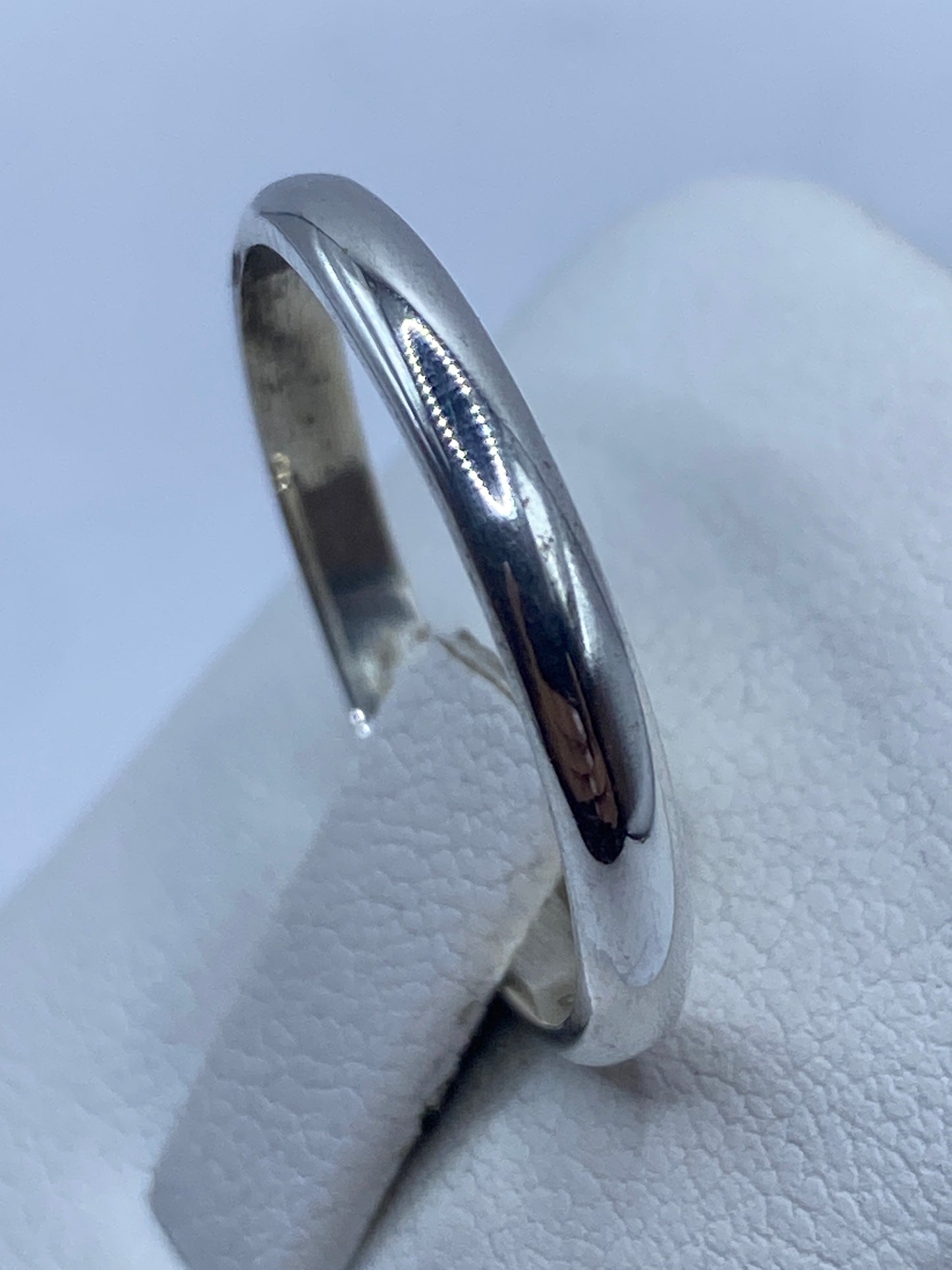 Anillo de plata en la mano mostrando el acabado lustre y el sello .925