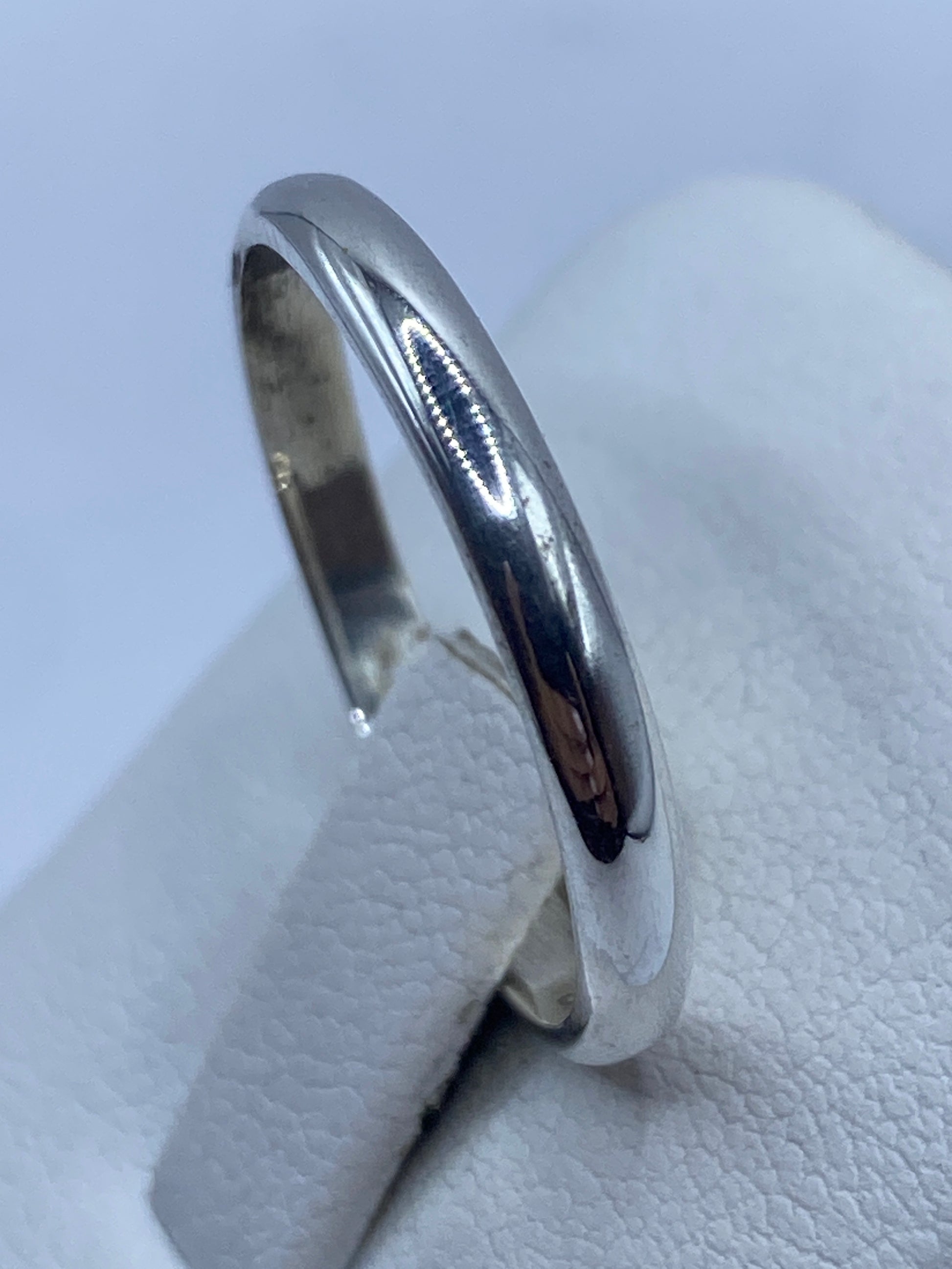 Anillo de plata en la mano mostrando el acabado lustre y el sello .925