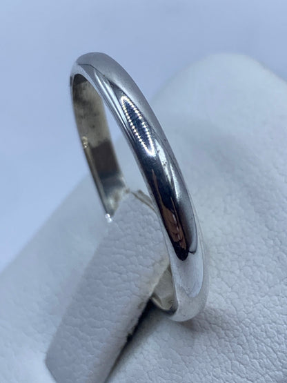 Anillo de plata en la mano mostrando el acabado lustre y el sello .925