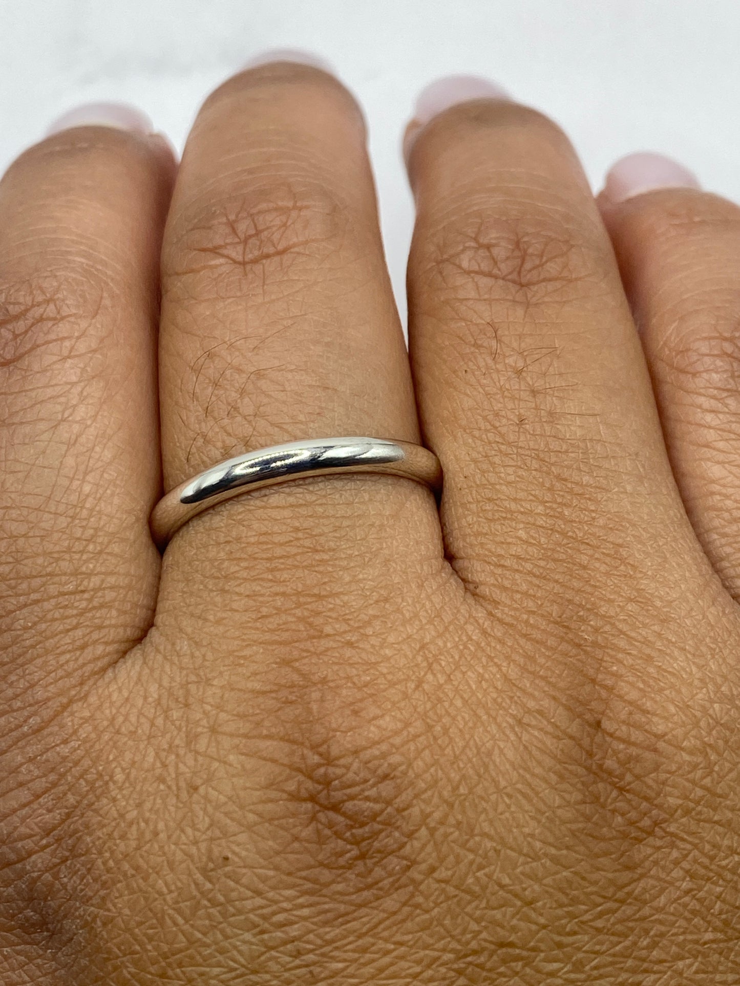 Vista lateral del anillo banda lisa minimalista en plata de Taxco