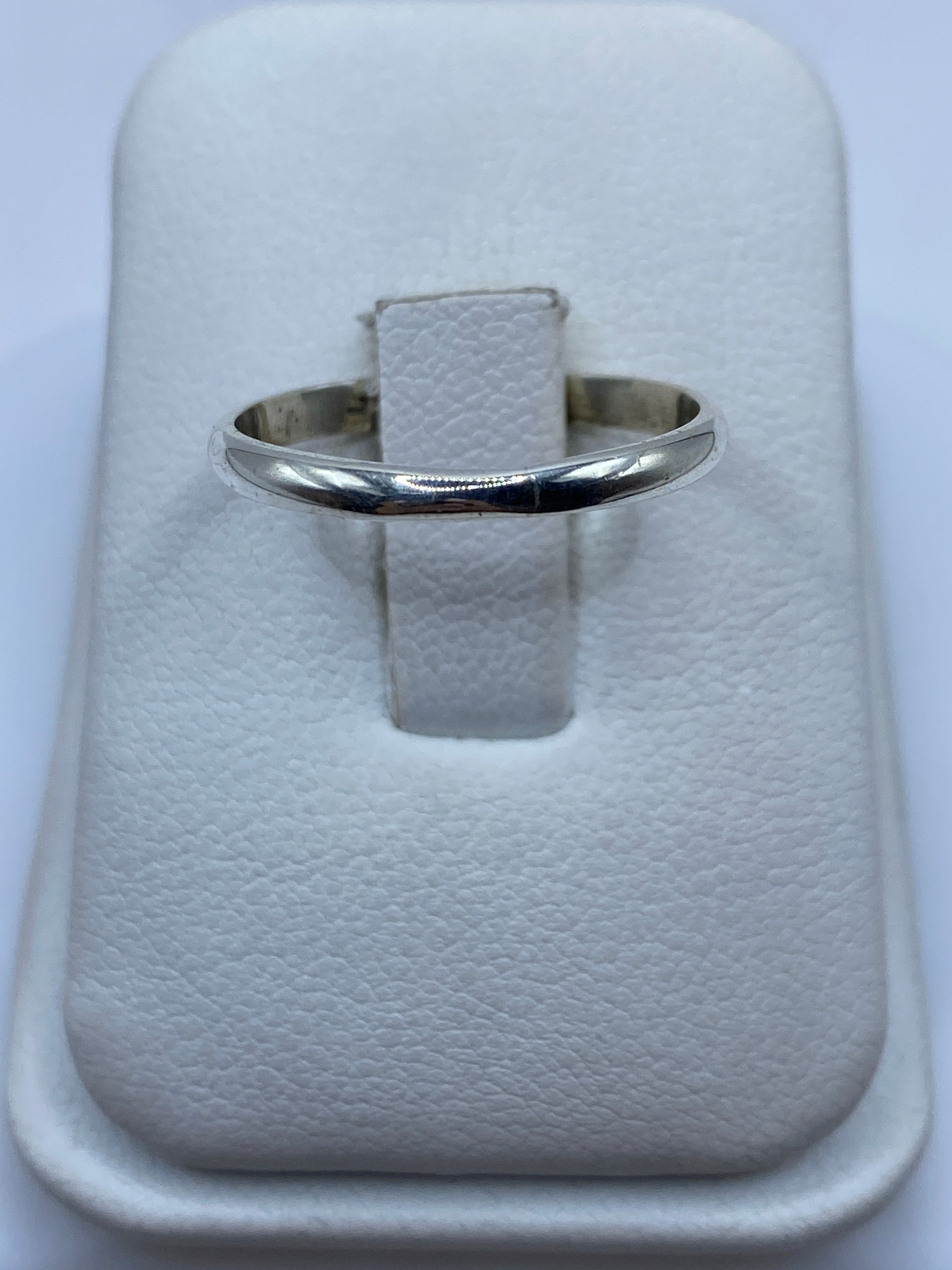 Anillo de plata banda lisa pulida en estuche blanco, vista frontal