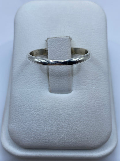 Anillo de plata banda lisa pulida en estuche blanco, vista frontal