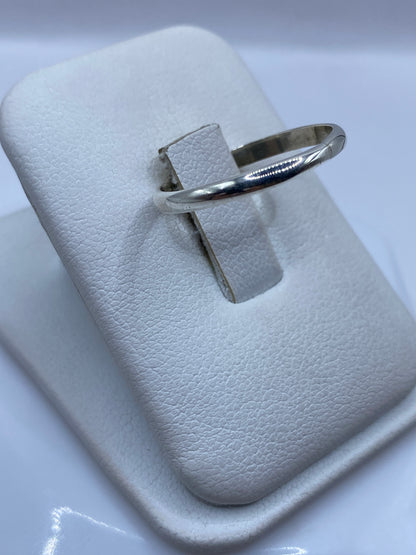 Anillo minimalista en plata .925 desde vista lateral mostrando pulido brillante