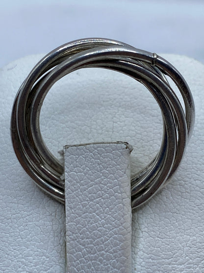 Detalle lateral del anillo entrelazado en plata .925 de Taxco