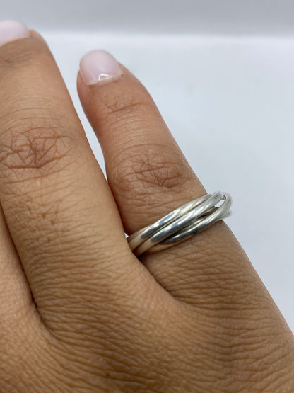 Anillo en la mano sobre fondo blanco mostrando brillo de pulido espejo
