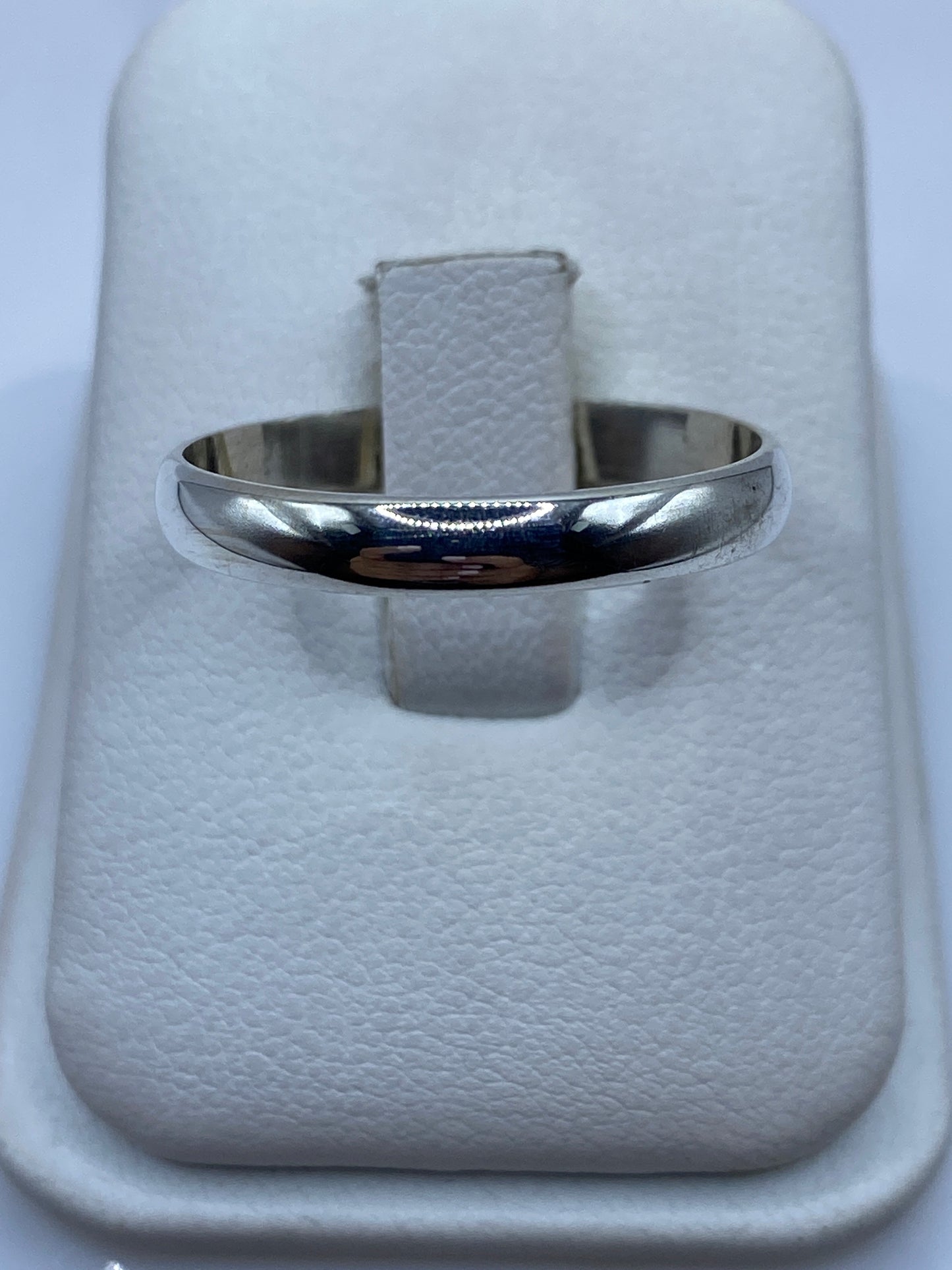 Anillo banda de plata .925 pulida sobre dedo, mostrando brillo espejo