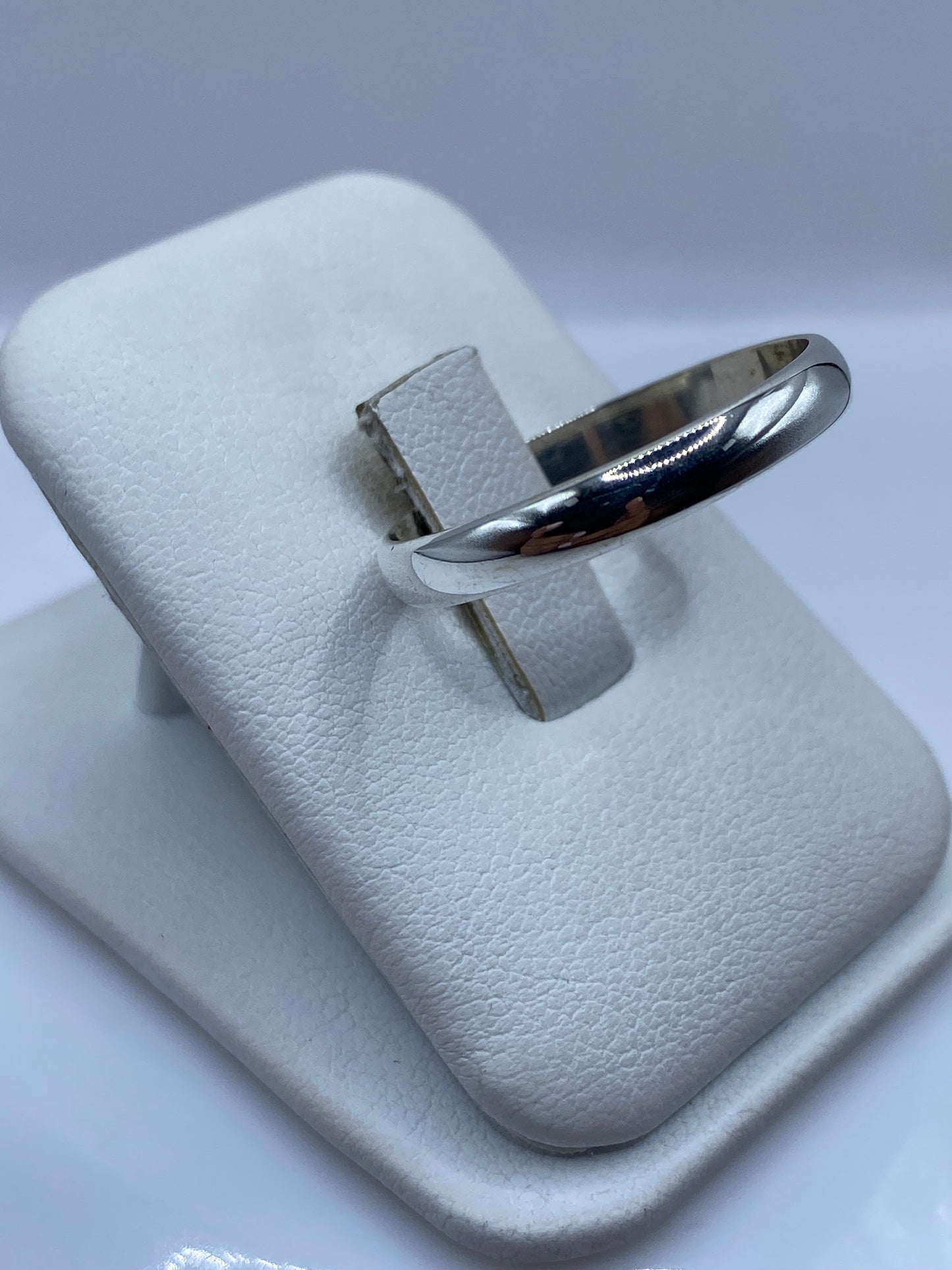 Vista lateral del anillo minimalista en plata fina