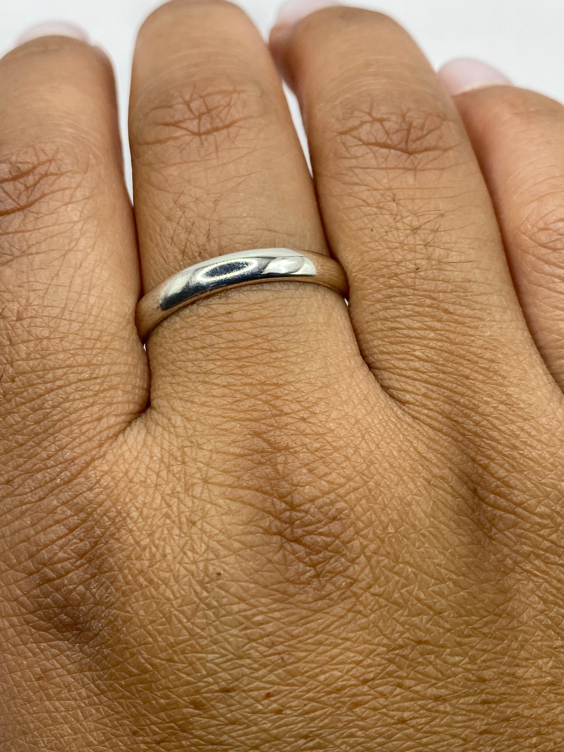 Anillo sobre fondo blanco mostrando sello .925 MEXICO