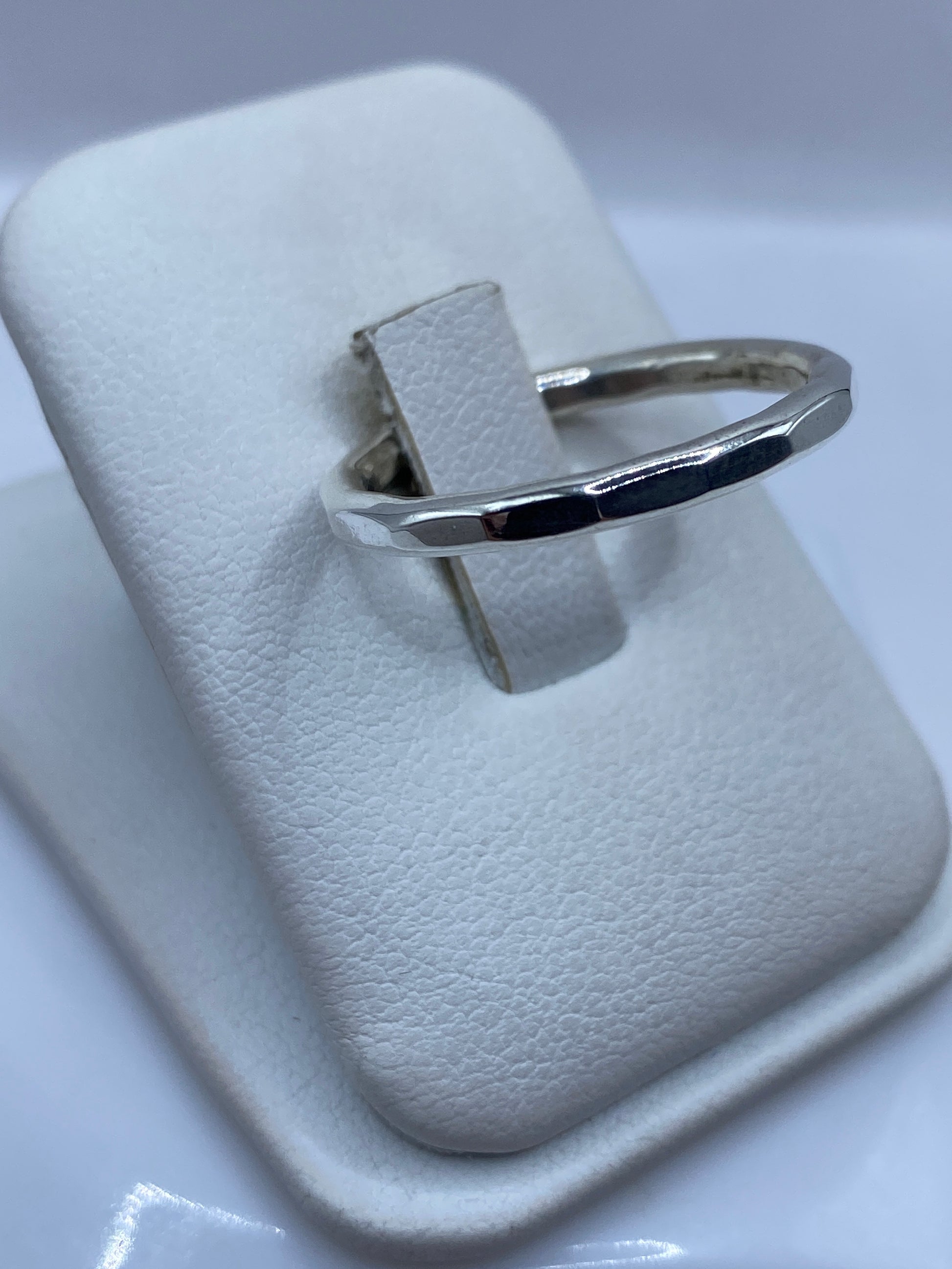 Vista lateral anillo banda curvo en plata .925