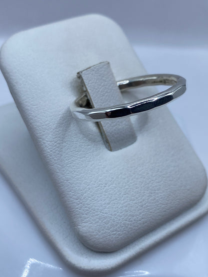 Vista lateral anillo banda curvo en plata .925