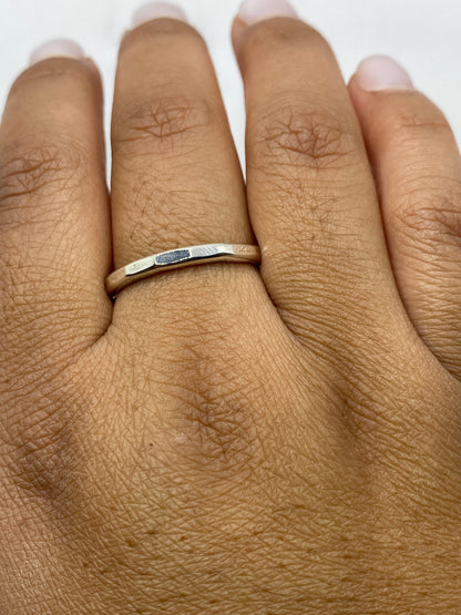 Anillo banda sobre fondo blanco mostrando sello 925 MEXICO