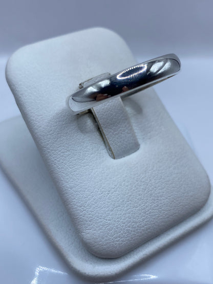Anillo de plata banda redondeada en dedo masculino, detalle lateral