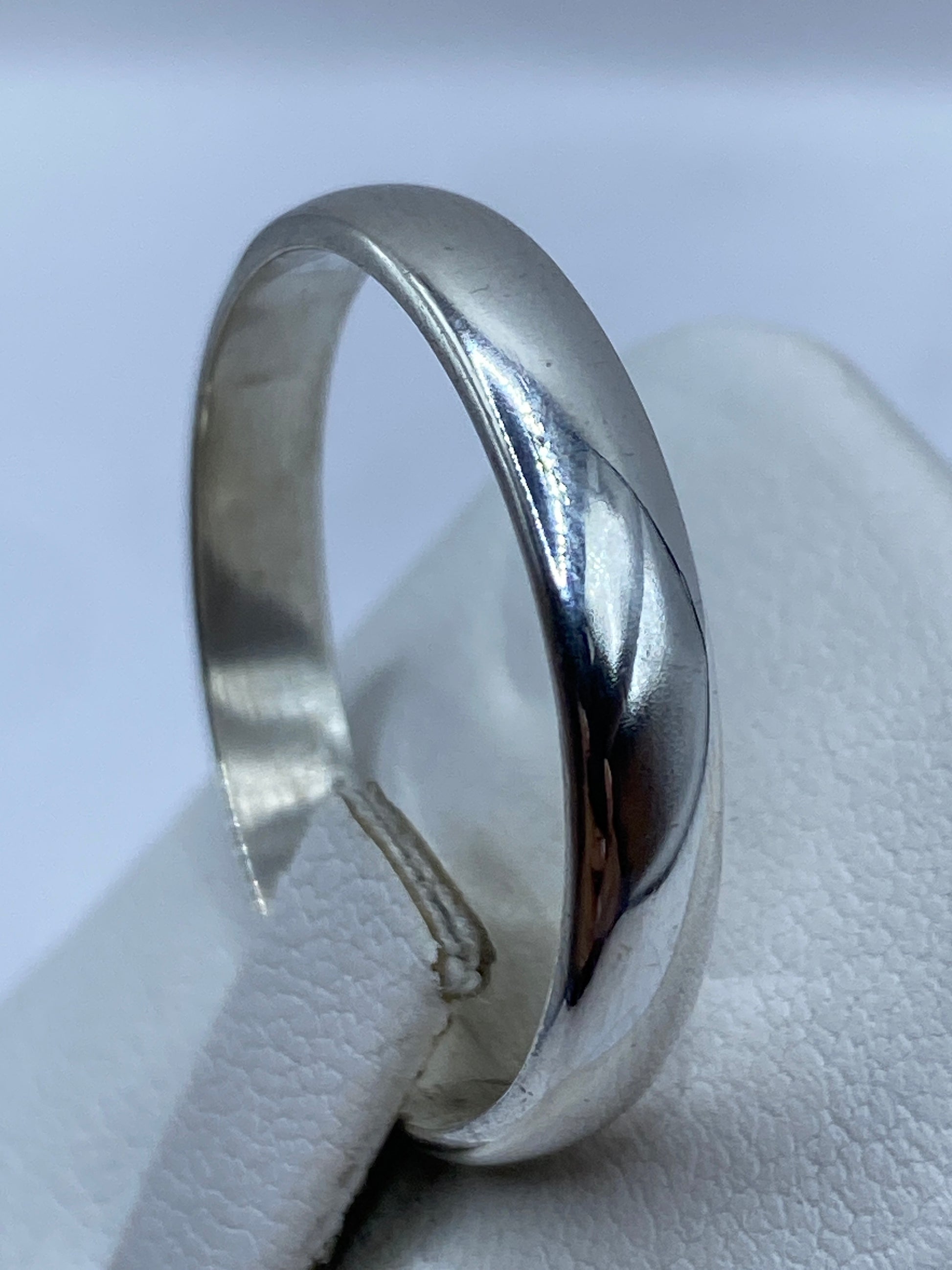 Anillo de plata .925 mostrando el acabado espejo y el sello de autenticidad