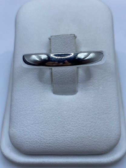 Anillo de plata banda lisa pulida en estuche blanco, vista frontal