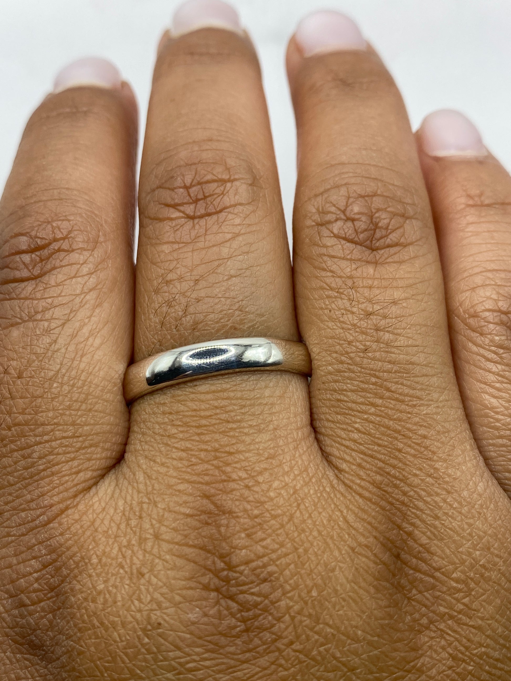 Anillo plata en escala de precisión mostrando peso de 3.7 gramos
