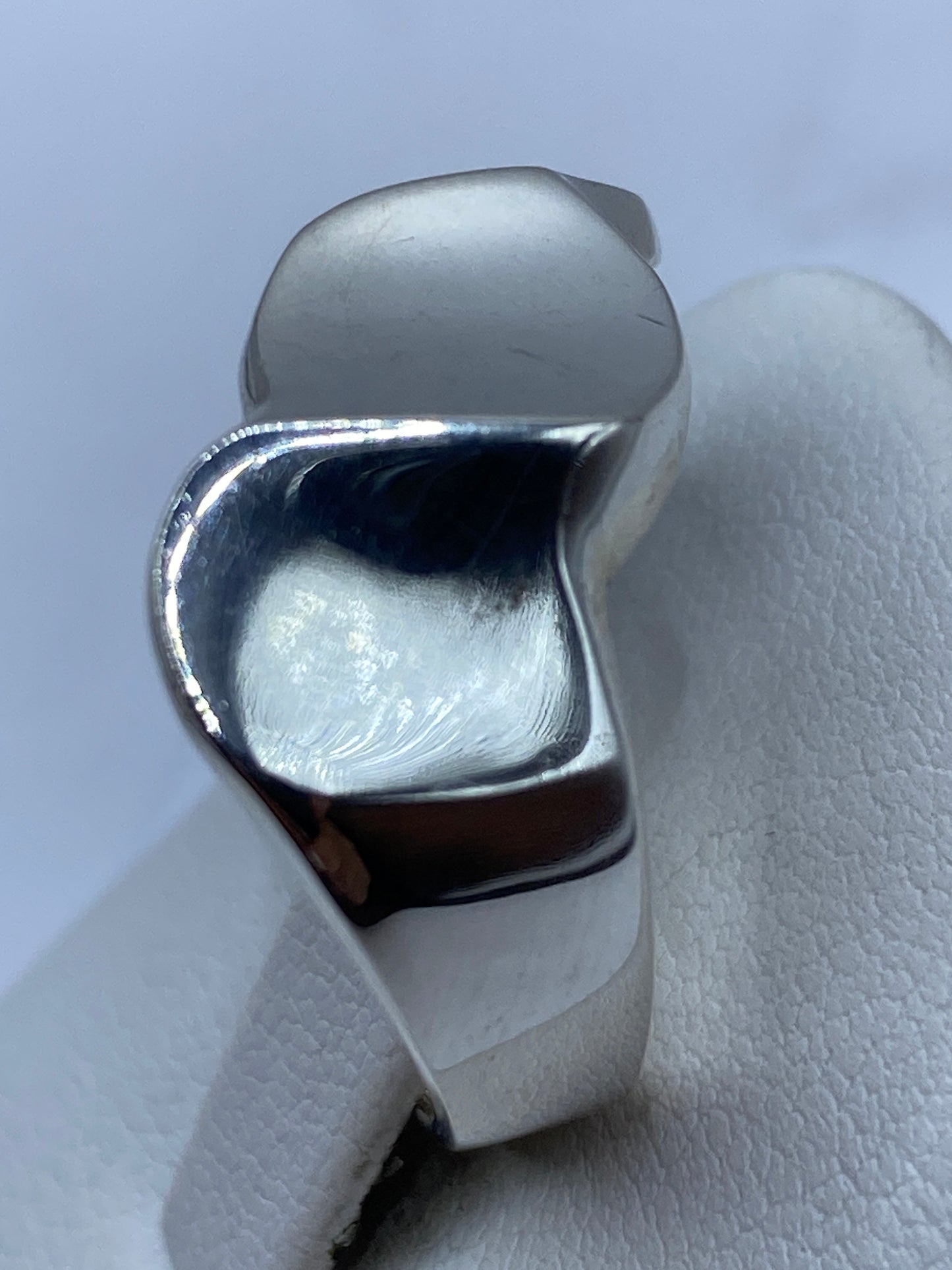 Detalle del anillo mostrando el sello 925 y las curvas pulidas