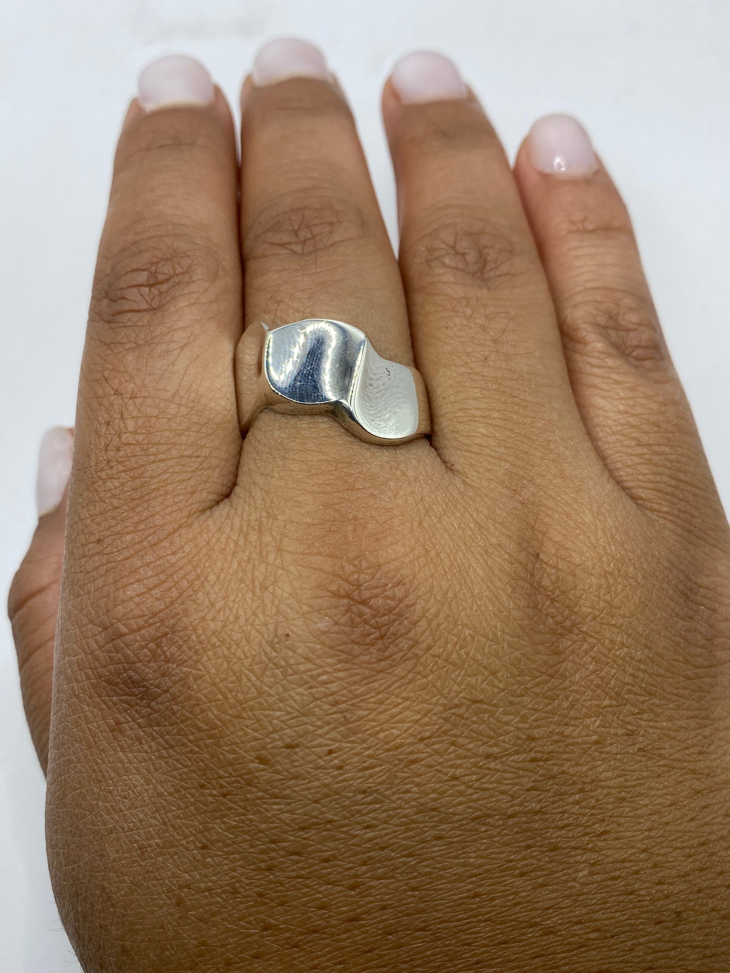 Anillo de plata de 7.5 gramos sobre báscula mostrando peso y autenticidad